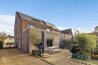 <p>Op een gunstige locatie te Kruisabeelstraat 87 in Aalst vindt u deze <strong>instapklare woning uit 2011</strong>, gebouwd op een perceel van <strong>689 m² </strong>met een <strong>zuidgerichte tuin en terras</strong>. Het pand combineert een hedendaagse afwerking met een doordachte indeling en telt een <strong>bewoonbare oppervlakte van 258 m²</strong>, verdeeld over drie verdiepingen. De ligging in een residentiële zone, <strong>op wandelafstand van winkels, scholen en openbaar vervoer, maakt dit een praktische locatie voor een gezin</strong>.</p><p>Het gelijkvloers beschikt over een<strong> ruime, lichtrijke woonkamer</strong> met open-volledig geïnstalleerde keuken. Verder vinden we op deze verdieping <strong>twee bureauruimtes</strong> (die nog kunnen dienen als extra slaapkamers indien nodig), een berging aan de keuken en een berging aan de achterdeur. De eerste en tweede verdieping tellen samen <strong>vier slaapkamers</strong>,<strong> twee volwaardige badkamers en twee toiletten</strong>. De vloeren zijn afgewerkt met <strong>keramische tegels</strong> en de ramen zijn uitgevoerd in pvc met <strong>dubbele beglazing en automatische aluminium rolluiken.</strong></p><p>Buiten biedt de woning een <strong>zuidgerichte, goed onderhouden tuin en terras</strong>, aangevuld met twee binnen- en drie buitenstaanplaatsen.</p><p><strong>Extra pluspunten even op een rijtje:</strong> zeer gunstig EPC (A-71) verwarming op aardgas - radiatoren, EK conform, ventilatie C+, 12 zonnepanelen, AIRCO aanwezig, regenwaterput van 10.000L, goed onderhouden woning, kwalitatieve materialen, thuisbatterij (10.24kWh), airco in alle slaapkamers</p><p>De woning ligt <strong>centraal in Aalst</strong>, vlot bereikbaar via de invalswegen en op korte afstand van het station, scholen en sportfaciliteiten.</p><p>Voor een bezoek ter plaatse of meer informatie over deze woning, contacteer zeker TOPO IMMO.</p>