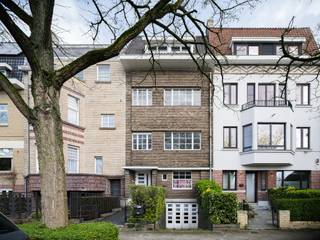 <strong>Uitzonderlijk aanbod aan het Miljoenenkwartier - Bijzonder karaktervolle, op te frissen, art-déco woning met fenomenale stadstuin nabij het Paul De Smet de Naeyerpark.</strong><br /><em> <br />Voor meer informatie, mail naar info@carloeggermont.be</em><br /> <br />Deze uitzonderlijke interbellumwoning (bj. 1931) met stadstuin, met ligging aan het Miljoenenkwartier, beschikt over een perceeloppervlakte van 367 m<sup>2</sup> en een vloeroppervlakte van 449 m<sup>2</sup>.<br /> <br />De goed behouden charme van de woning is bijzonder voelbaar in zowel het exterieur als het interieur. Authentieke vloeren, bogen, schouwen… maar ook de details zoals het voegwerk en detaillering van de baksteenarchitectuur van de voorgevel.<br /> <br />Dankzij de royale oppervlakte en functionele indeling leent de woning zich perfect voor een ideale gezinswoning of zelfs de combinatie woon/werk.<br /> <br />Als extra troef is de woning voorzien van een privatieve oprit en inpandige garage.<br /> <br />Dit is een architecturale parel met bijzonder veel potentieel en de mogelijkheid tot het creëren van een eigen verhaal.<br /><strong> <br />Een werkelijk uniek pand dankzij de grandeur, ligging en bijzonder tuin met talloze mogelijkheden.</strong><br />