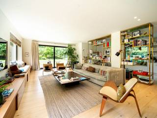 In het hart van de Sterrenwacht, woning gebouwd in 2017 met een bruto oppervlakte volgens EPC van ± 627 m² met zes slaapkamers en een tuin. <br /><br />De woning, ontworpen door een Zwitsers architectenbureau, komt uit op een grote inkomhal met geïntegreerde vestiaire en gastentoilet en leidt naar de eetkamer en de dubbele woonkamer met een oppervlakte van ± 70 m² met geïntegreerde bibliotheek en open haard met uitzicht op een tuin ontworpen door architect Eric Dhondt. Een keuken met een oppervlakte van ± 28 m² volledig uitgerust met Boretti fornuis, kookeiland en ontbijthoek geeft toegang tot het overdekte terras. Op de eerste verdieping de hoofdslaapkamer van ± 46 m² met kleedkamer, badkamer, Japans toilet en terras en twee andere slaapkamers van ± 15 en 18 m² met geïntegreerde kleedkamer, privébadkamer en terras. Op de tweede verdieping, twee slaapkamers van ± 18 m² met kleedkamer en badkamer, een familiekamer uitgebreid met een terras van ± 18 m². Een studio met een zesde slaapkamer en douche, een ingerichte wasruimte en kelders.<br /><br />Andere: vloerverwarming, alarm, domotica, zonnepanelen, airconditioning, dubbele stroom ventilatie, regenwaterrecuperatie, waterontharder, driefasig laadstation, kosten: 750 EUR. EPC : B<br /><br />Sterrenwacht, is een groene en rustige buurt gelegen niet ver van kleine winkels en openbaar vervoer. <br /><br />Voor meer informatie kunt u contact opnemen met Salomé Philippart op +32 (0) 472 62 83 17