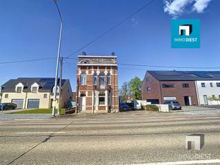 Op zoek naar een ruime karaktervolle woning met karakter op een gunstige locatie mét mogelijkheden?Deze charmante jaren ’40-woning biedt  ruimte, een...