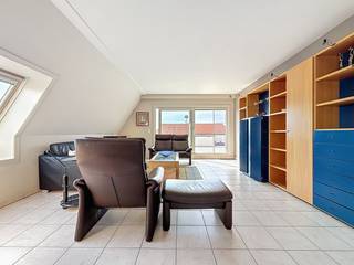 Penthouse clé en main avec terrasse ensoleillée, offrant une vue imprenable sur la réserve de dunes Similiduinen à Nieuwpoort-Bad.<br />L’appartement est entièrement meublé et comprend une cave.<br />Grâce à son emplacement central, vous êtes à distance de marche de la digue, du centre commercial et des transports en commun.<br />À l’intérieur, vous trouverez un hall d’entrée avec toilette séparée, un vaste et lumineux séjour donnant directement sur la grande terrasse, une cuisine ouverte entièrement équipée et deux chambres.<br />L’une des chambres dispose d’une salle de bains attenante avec douche, meuble-lavabo, toilette et raccordement pour machine à laver.<br />Il est également possible d’acquérir un garage dans la même résidence.