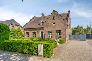 Deze charmante villa ligt op een zeer centrale locatie, nabij diverse invalswegen en op slechts enkele minuten van de grens met Nederland. Dankzij...