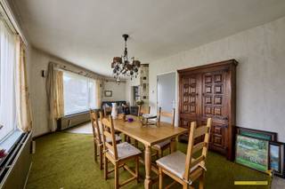 <p><span>Deze rustig gelegen gelijkvloerse woning heeft nog een tikkeltje liefde nodig om er jouw droomwoning van te maken. Maar potentieel heeft ze zeker!</span></p><p><span> </span></p><p><span>Met 2 gelijkvloerse slaapkamers, een goed doorlichte woonruimte en extra veranda is dit huis een ideale basis voor een thuis-op-langere-termijn.</span></p><p><span><br />Verder is er een droge kelder maar ook de dubbele garage biedt enorm veel opbergruimte.</span></p><p><span> </span></p><p><span> </span></p><p><span>Technisch gezien zijn er al wat belangrijke zaken aangepakt: de verwarmingsketel is vernieuwd en het dak van zowel woning als garage is gerenoveerd.</span></p><p><span>En de woning asbestveilig! Alweer een zorg minder...</span></p><p><span> </span></p><p><span> </span></p><p><span>Renovatieverplichting residentiële gebouwen van toepassing.<br />Meer info: https://energiesparen.be/renovatieverplichting</span></p>