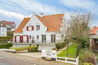 Op slechts een paar honderd meter van het strand, in de residentiële buurt van Duinbergen, vindt u deze halfopen bebouwing. De lichtrijke woning, met...