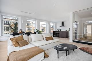 <p>Dit stijlvolle hoekappartement van 131m² in Lier biedt ultiem comfort en een eigentijds design. Het appartement beschikt over een riante inkomhal met veel natuurlijk licht, twee ruime slaapkamers, bureau, een volledig ingerichte badkamer en een open leefruimte. Uniek is de hoekligging met grote ramen in alle kamers van het appartement. De open keuken met keukeneiland is voorzien van moderne keukenapparatuur. De luxe badkamer is uitgerust met moderne sanitair, waaronder een badkamermeubel met twee wastafels, een inloopdouche met natuurstenen wanden en is elegant afgewerkt met neutrale tinten. Het appartement kenmerkt zich door de open indeling, hoogwaardige materialen, parketvloeren en een verfijnde, minimalistische esthetiek. Zowel aan de voor- als de achtergevel grenst een terras. Het terras aan de achtergevel is zuid georiënteerd. De combinatie van licht en ruimte creëert een uitnodigende sfeer. Dit is het ideale onderkomen voor wie op zoek is naar een licht appartement met de nodige luxe afwerking en comfort in hartje Lier. Elk appartement beschikt bovendien over een private berging, en één van de gelijkvloerse 1-slaapkamerappartementen heeft een tuin met garage. <strong>Alle appartementen worden verkocht met een verplicht aan te kopen kelderberging.</strong> <strong>Maak een afspraak om de modelappartementen te bezichtigen en meer info te verkrijgen.</strong></p>