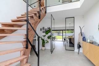 <p>Energiezuinig en instapklare villa, bouwjaar 2022, met 3 slaapkamers en zuidgerichte tuin! <br /><br />Indeling GLV: royale open inkomhal; apart gastentoilet; open leefruimte met gezellige gashaard en airco, achteraan volledig raampartijen met zicht op de tuin; geïnstalleerde keuken; wasplaats bevat aansluiting voor WM/DK en zij-ingang. <br /><br />1V: open vide; apart toilet; slaapkamer nummer 1 op parket, ingericht als hobbykamer; masterbedroom op parket met inloopdressing en airco; luxueuze badkamer met inbouwkraanwerk, dubbele lavabo, toilet, vrijstaand bad en inloopdouche; slaapkamer nummer 3 op parket en airco. <br /><br />Aangelegde oprit met voorziening voor laadpaal; prachtig aangelegd zuidgericht terras; omheinde tuin met tuinhuisje. <br /><br />Algemeen: <br />- EPC label A (vloerverwarming op gas, zonnepanelen, etc) <br />- Screens op zonnekant <br />- Regenwaterrecup<br /><br />Bekijk zeker de 360° rondgang via onze website (+ mogelijkheid tot opmeten en ontmeubelen).<br />Alle attesten zijn beschikbaar onderaan op onze website. <br />Voor meer info of een bezoek: 0472 22 22 44 of thanee@solittvastgoed.be.</p>