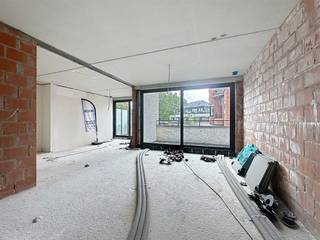 2 slaapkamer appartement te koop! Nieuwbouwproject op centrum ligging en in groene oase! Project bestaande uit vijf gebouwen met verschillende appartementen met een vloeroppervlakte variërend tussen 60 - 100m2. Indeling van de appartementen: een inkomhal met een gastentoilet, 1-3 slaapkamers , badkamer met inloopdouche, een lichtrijke leefruimte open keuken zicht op terras! Aankoop van een parkeerplaats of garagebox is eveneens mogelijk. Meer info of een bezoek mail naar info@property-vastgoed.be
