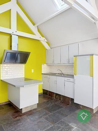 Deze woning bestaat uit: inkomhal - toilet - berging - garage - keuken - living - terras - tuin - nachthal - 3 slaapkamers - badkamer.Vrij 1/04/2026...