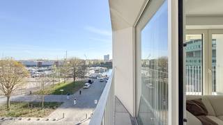 <p>Dit prachtige appartement aan het Kempisch Dok bevindt zich op de tweede verdieping van de recente realisatie "Rigadocks" naar de hand van M2 Architecten. De Rigastraat maakt onderdeel uit van de nieuwe Cadixwijk op het Eilandje. Hier is het werkelijk heerlijk genieten van groen en water, met bovendien winkels, restaurants en openbaar vervoer op wandelafstand. Een vlotte bereikbaarheid wordt gegarandeerd dankzij de nabijheid van enkele belangrijke invalswegen.<br /><br />Dankzij de hoekligging van het appartement is de leefruimte met grote raampartijen zalig licht. Op de aangrenzende terrassen is het gezellig vertoeven met een open zicht op de jachthaven van het Kempisch dok. De leefruimte werd voorzien van een warme parketvloer voor een uiterst knusse sfeer. De geïnstalleerde keuken met kookeiland bevindt zich aansluitend en is voorzien van alle nodige toestellen: kookvuur, koelkast, vaatwasser en combi-oven.<br /><br />De nachthal geeft toegang tot de twee slaapkamers, eveneens op parket. Beide kunnen gebruik maken van de badkamer met bad/douchecombinatie, dubbele wastafel en toilet.<br />Een gastentoilet is apart voorzien in de inkomhal.<br /><br />Een praktische berging met aansluiting voor een wasmachine vervolledigt het appartement.<br /><br />Een staanplaats in de ondergrondse garage is bij te huren aan 130 Euro per maand.<br /><br />Gemeenschappelijke lasten: 100 Euro per maand.<br />Provisie op het verbruik van verwarming: 50 Euro per maand.<br />De nutsvoorzieningen water en elektriciteit zijn privé op te nemen door de huurder.<br /><br />Beschikbaar vanaf 1 oktober 2026.</p>
