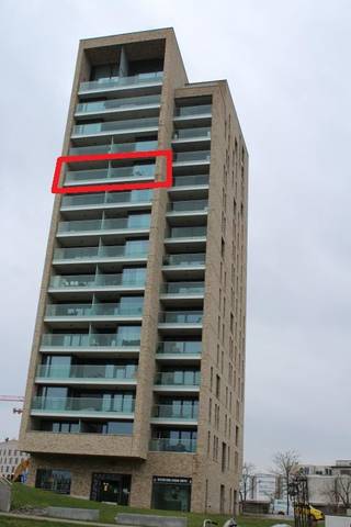 Op zoek naar een gezellige, lichtrijke studio op een toplocatie? Deze recente studio met een oppervlakte van 38m² is gelegen in het centrum van Hasselt op 5 minuutjes wandelen van het Kolonel Dusartplein. Winkels, horeca en openbaar vervoer liggen op wandelafstand, terwijl je toch geniet van rust en comfort. De studio beschikt over een aangename leefruimte met veel natuurlijke lichtinval, een praktische keuken, een badkamer en een terras waar je heerlijk kan ontspannen. Gelegen op de tiende verdieping biedt deze woonst een mooi uitzicht en extra privacy - een echte troef. Extra comfort? Dat kan. Een autostaanplaats is beschikbaar voor € 85 per maand (meerwaarde in het centrum). Beschikbaar vanaf 1 april 2026. De maandelijkse kosten bedragen € 80 en omvatten € 45 kosten gemene delen en € 35 gas. Water, elektriciteit en internet kiest en regelt u zelf. Het gebouw is voorzien van een lift. Er bestaat een mogelijkheid om de studio geheel of deels bemeubeld over te nemen, ideaal voor wie snel en zorgeloos wil intrekken. <br /><br />Voor meer informatie en/of het maken van een afspraak: patrik@ampvastgoed.be en/of ginda@ampvastgoed.be en 0465/00.40.45 en/of 0465/00.40.44