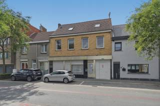 Bent u op zoek naar een uitzonderlijk ruime woning met tal van mogelijkheden? Dan is deze gesloten bebouwing in Oostende zeker een bezoek waard. <br /><br />Bij het betreden van de woning komt u terecht in de inkomhal die toegang biedt tot het gelijkvloers. Hier bevinden zich een volledig uitgeruste keuken, een badkamer, verschillende bergingen, een wasplaats, leefruimte (momenteel ingedeeld in drie kamers) en een ruime garage/berging met extra opslagmogelijkheden. Deze verdieping biedt heel wat flexibiliteit en kan perfect worden ingericht volgens uw eigen woonbehoeften.<br /><br />Op de eerste verdieping geniet u van een eet- en leefruimte die aansluit op een tweede keuken. Verder vindt u hier twee comfortabele slaapkamers, twee badkamers en een praktische berging. <br /><br />De tweede verdieping beschikt over nog eens vier volwaardige slaapkamers en een apart toilet, waardoor ook grote gezinnen of wie extra kamers wenst voor een bureau, hobbyruimte of logeerkamers.<br /><br />Buiten is er een tuin met terras en ook toegang tot de ruime kelder.<br /><br />Interesse? Contacteer ons en plan uw bezoek in!