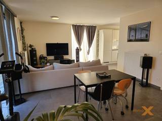 LICHTRIJK DUPLEX APPARTEMENT OP WANDELAFSTAND VAN CENTRUM LOVENDEGEM, gelegen in een kleine residentie. Bestaande uit: Inkomhal, gastentoilet, gezellige woonkamer/salon, totaal ingerichte open keuken (keramische kookplaat, dampkap, dubbel spoelbak, oven, vaatwas, koelkast), berging/wasplaats, 2 slaapkamers, bureauruimte, badkamer (douche-lavabomeubel-WC). Openbaar vervoer en winkels op wandelafstand. CARPORT STAANPLAATS INBEGREPEN. Dubbel glas, centrale verwarming op aardgas. Vrij vanaf 01/08/2026 (eventueel vroeger). ABSOLUUT TOPAPPARTEMENT!! Bezoek enkel mogelijk op afspraak met Immo-X via e-mail.