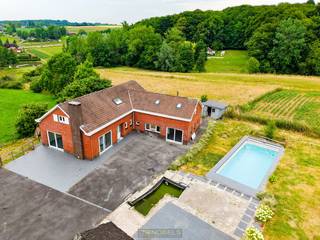 VILLA   SITUÉE AU CALME AU MILIEU DES CHAMPS, AVEC VUE PANORAMIQUE SUR LES COLLINES  à Ellezelles.Profitez du SOLEIL TOUTE LA JOURNÉE autour de ce...