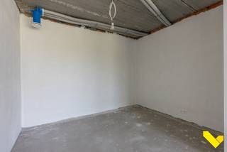 Top gerenoveerde woning met eindeloze afwerkingsmogelijkheden.<br /><br />Deze woning werd volledig gerenoveerd en naar de huidige normen gebracht vanwege isolatie, nieuwe technieken, ... <br />De deuropeningen werden breed voorzien waardoor deze woning rolstoeltoegankelijk is. <br />De woning dient verder afgewerkt te worden, wat ervoor zorgt dat u volledig naar eigen smaak kan inrichten. <br /><br />Volgende technieken zijn reeds aanwezig: <br />- Vloerverwarming met warmtepomp<br />- Ventilatiesysteem D<br />- Regenwaterrecuperatie voor toiletten en buitenkraan<br />- Domotica<br />- Voorzieningen voor airco en zonnepanelen<br /><br />Op het gelijkvloers vinden we een ruime woonkamer met enorme lichtinval en mogelijkheid voor open keuken met eiland. Verder een bureauruimte met alle voorzieningen, dewelke ook kan dienen als slaapkamer zodat u volledig gelijkvloers kan wonen. Verder een leuke inkomhal, technische ruimte, grote koele berging/wasplaats, badkamer met reeds aanwezige douche, bad en lavabomeubel en een apart toilet. <br /><br />Op de eerste verdieping vinden we 2 ruime slaapkamers, een berging en een toilet. <br /><br />Kelder aanwezig. <br /><br />Als u door de aangename en onderhoudsvriendelijke tuin wandelt, is er achteraan het perceel een garage die voorzien is van douche en toilet. Mits kleine aanpassingen kan u de wagen ook hierin parkeren. <br /><br />Bent u op zoek naar een woning om uw persoonlijke touch op los te laten? Plan dan uw afspraak via info@immovl.be of bel ons op 014 58 02 08!