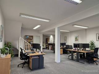 Op zoek naar een inspirerende werkplek op een toplocatie? Deze stijlvolle kantoorruimte, verdeeld over drie verdiepingen met een totale...