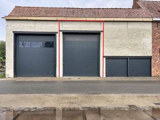Dit ruime magazijn te huur in Zulte geniet van een achterliggende overdekte buitenruimte van ca. 77 m² en een bijhorende tuin van ca. 195 m². Het magazijn werd dit jaar gekaleid en er werd tevens nieuwe elektriciteit en led-verlichting voorzien. Er is drijfkracht aanwezig.Specificaties:- Ideaal voor opslag- Geen water, noch verwarming - Vrije hoogte: 5 meter- Nokhoogte: 7 meter- Brede nieuwe sectionale toegangspoort aan de voorkant - Brede manuele schuifpoort aan de achterkantBeschikbaarheid:Onmiddellijk beschikbaar.Hebt u interesse in dit magazijn te huur in Zulte? Vraag meer info of leg een bezoek vast via 09 245 35 35 of business.gent@dewaele.com.