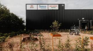 Magazijn met kantoren van 19.338m² te huur. Dit pand is gelegen langs de Rijksweg te Bornem.De uitstekende ligging langs de N16 zorgt voor een vlotte...