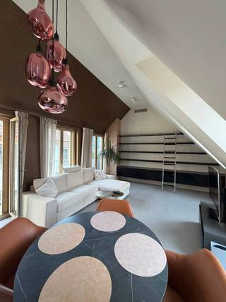 <p>Hoogwaardig afgewerkt &amp; instapklaar 2-slaapkamerappartement</p><p>Dit stijlvolle en instapklare appartement van 103 m² bevindt zich op de bovenste verdieping van residentie Cleine Molensteen, pal in het historische centrum van Antwerpen.</p><p>Het appartement werd in 2016 volledig vernieuwd en combineert een hoogwaardige afwerking met hedendaags wooncomfort, veel natuurlijke lichtinval en een karaktervolle architectuur.</p><p>De ruime leefruimte vormt samen met de eetplaats en open keuken een aangename leefomgeving. De volledig geïnstalleerde keuken beschikt over kwalitatieve inbouwtoestellen, veel kastruimte en een royaal kookeiland. Een bijzondere extra is de ingebouwde wijnklimaatkast van 368 liter.</p><p>Dankzij de ligging op de bovenste verdieping geniet het appartement van veel natuurlijk licht. De automatische Veluxramen met verduistering en airconditioning zorgen voor extra comfort.</p><p>Verder beschikt het appartement over 2 slaapkamers, een moderne badkamer, apart toilet en terras. Ook aan opbergruimte is geen gebrek dankzij 2 bergingen, een extra zolderruimte en ingebouwde kasten.</p><p>Met een EPC-label B combineert het appartement zijn hoogwaardige afwerking met een gunstige energieprestatie.</p><p>De ligging is een absolute troef: pal in het historische centrum, op wandelafstand van de Grote Markt, Onze-Lieve-Vrouwekathedraal, Meir, winkels, restaurants en cafés.</p><p>Troeven:<br />• 103 m² volgens EPC<br />• 2 slaapkamers<br />• Bovenste verdieping<br />• Volledig vernieuwd in 2016<br />• Hoogwaardige afwerking<br />• Keuken met kookeiland<br />• Wijnklimaatkast van 368 liter<br />• Airconditioning<br />• Automatische Veluxramen<br />• Terras<br />• 2 bergingen + zolderruimte<br />• EPC B<br />• Lift<br />• Onmiddellijk beschikbaar</p><p>Interesse? Neem contact op voor meer informatie of een bezoek.</p>