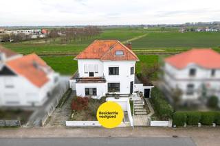 Deze ruime en charmante villa geniet van een uitstekende ligging op wandelafstand van het strand, winkels en openbaar vervoer. Achteraan biedt...