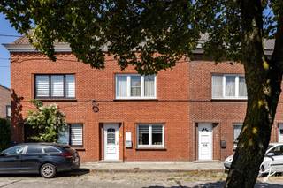 TE KOOP - Charmante woning met 3 slaapkamers en een bijzonder sterke troef<br /><br />Bent u op zoek naar een gezellige woning met een praktische indeling én extra mogelijkheden? Dan is deze woning absoluut het ontdekken waard!<br /><br />Op het gelijkvloers beschikt de woning over een aangename leefruimte met living en eetkamer, een keuken en een handige berging. Vanuit de keuken heeft u rechtstreeks toegang tot de buitenruimte.<br /><br />Een absolute meerwaarde is de rechtstreekse toegang vanuit de buitenplaats naar de woning. Dit zorgt voor extra comfort.<br /><br />Op de eerste verdieping bevinden zich twee slaapkamers en een badkamer. Via de grootste slaapkamer bereikt u met een vaste trap de ruime zolderverdieping. Deze ruimte kan perfect ingericht worden als derde slaapkamer, hobbyruimte, bureau of extra leefruimte, afhankelijk van uw wensen.<br /><br />Een woning met veel potentieel, een praktische indeling en een verrassende extra verdieping. Ideaal voor starters, gezinnen of wie op zoek is naar een woning met mogelijkheden.<br /><br />Richtprijs: 298.000€<br /><br />Mis deze kans niet en neem vandaag nog contact op voor meer informatie of een bezichtiging in te plannen.<br />Plan uw bezichting via onze website www.cornelis-goeman.be