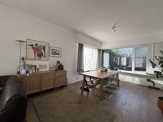 Nabij het centrum Kontich, vinden we deze volledig gerenoveerde halfopen bebouwing met 3 slaapkamers, zonnige tuin en garage!Met openbaar vervoer,...