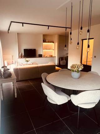 <p>Welkom in deze prachtige woning!</p><p>Een woning waar met veel plezier in werd gewoond en die nu klaar is voor een nieuw verhaal, met nieuwe bewoners.</p><p>De woning:<br />- halfopen bebouwing te Deerlijk (wijk Bistierland) - 378 m²<br />- 3 ruime slaapkamers<br />- bureauruimte<br />- berging met ingemaakte kasten<br />- badkamer met bad en douche</p><p>Troeven:<br />- zonnepanelen<br />- volledig instapklaar (vliegenramen, gordijnen, verlichting geplaatst adhv lichtadvies, geschilderd…)<br />- oprit, houten poort, aangelegde tuin<br />- tuinhuis volledig in cederhout</p><p>VP: € 489.000<br />Beschikbaar: 1 sept 2027 of na onderling overleg.<br />Plan uw afspraak. Tot binnenkort!<br />O472/776283<br />annemiekevercruysse @ msn.com</p><p>KIJKDAG 17 OKTOBER op afspraak</p>