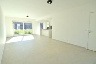 Deze rijwoning in Kuurne is een ideale gezinswoning met een ruime tuin en een garage. <br />De woning is ideaal gelegen in Kuurne, dicht bij scholen, winkels en openbaar vervoer. Hierdoor ben je altijd dicht bij alle nodige voorzieningen.<br /><br />Inkom met apart gastentoilet, ruime en lichtrijke leefruimte met aansluitend de open keuken (voorzien van inductiekookplaat, oven, inbouwfrigo en vaatwasmachine). <br />Aansluitend is er de handige bergruimte waar aansluiting voor de wasmachine is voorzien. <br /><br />Op de eerste verdieping zijn er 3 ruime slaapkamers en een badkamer voorzien van zowel een bad als douche, 2 lavabo's en een tweede toilet. <br /><br />Via de vaste trap is er toegang tot de ruime zolder die kan dienen als handige opbergruimte. <br /><br />Via zowel de leefruimte als de keuken is er toegang tot de zuidoost georiënteerde tuin. Achteraan de tuin is er toegang tot de garage (voorzien van elektrische poort). <br /><br />Kortom, deze woning in Kuurne heeft alles wat je nodig hebt voor een comfortabel gezinsleven. <br /><br />Beschikbaarheid: 01/01/2027<br />Huurprijs: 1.150 EUR/maand<br />Adres: Kloostersteen 8, 8520 Kuurne<br />Onze referentie: DEV5204