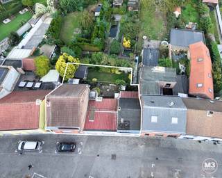 Op zoek naar een interessante ontwikkelingsopportuniteit op een absolute toplocatie? In de Barelstraat, pal in het centrum van Bornem, bieden we drie naast elkaar gelegen woningen aan die samen een bijzonder mooi potentieel vormen voor herontwikkeling.<br />Met een gezamenlijke straatbreedte van maar liefst ca. 18 meter biedt deze eigendom tal van mogelijkheden. Denk aan de realisatie van meerdere nieuwe woningen of – mits het verkrijgen van de nodige vergunningen – een kleinschalig meergezinsproject.<br />Een bijkomende en bijzonder interessante troef is dat er mogelijkheid bestaat om achterliggende grond mee aan te kopen, waardoor de ontwikkelingsmogelijkheden verder kunnen worden uitgebreid.<br />De centrale ligging maakt het plaatje compleet. Winkels, horeca, scholen, openbaar vervoer en het station bevinden zich vlakbij, terwijl ook sport, cultuur en groen vlot bereikbaar zijn. Een locatie waar toekomstige bewoners kunnen genieten van het comfort van wonen in het centrum én van alles wat Bornem te bieden heeft.<br />Een zeldzame opportuniteit voor projectontwikkelaars, investeerders of bouwprofessionals die op zoek zijn naar een strategisch gelegen site met potentieel.<br />Interesse in de mogelijkheden van deze locatie? Contacteer M3 makelaars voor meer informatie en ontdek samen met ons het potentieel van deze eigendom.<br />