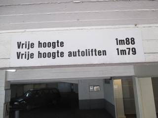 Autobox te huur in het centrum. De box is bereikbaar via een autolift. Vrije hoogte 1m88 ingang complex - Vrije hoogte autolift 1m79. De box is onmiddellijk vrij.