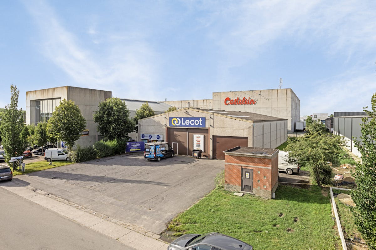 Centraal gelegen baanwinkel met parkeerplaatsen te Veurne . - foto 1