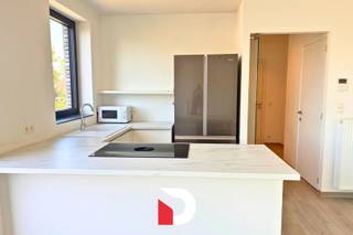 Dit aangename appartement in de Sint-Pietersgroenestraat biedt een comfortabele woonomgeving op een gunstige locatie nabij Brugge. Het appartement beschikt over twee volwaardige slaapkamers en een ruim terras.<br /><br />De ingerichte keuken is voorzien van alle nodige toestellen en sluit aan bij de leefruimte. Daarnaast beschikt het appartement over een badkamer, een apart toilet, een praktische wasberging en een afzonderlijke voorraadberging, wat zorgt voor extra comfort en bergruimte.<br /><br />Bij het gebouw is een fietsenstalling voorzien en beschikt u bovendien over een bovengrondse autostaanplaats. Dankzij de ligging nabij belangrijke invalswegen zijn omliggende gemeenten vlot bereikbaar. Ook het centrum van Brugge bevindt zich op fietsafstand. Scholen en winkels bevinden zich in de nabije omgeving, waardoor dit appartement een ideale woonplaats is voor wie comfort, bereikbaarheid en een aangename ligging wil combineren. EPC: 60 kWh/m², A label. Plan eenvoudig uw bezoek via onze website: www.delbecque.immo.