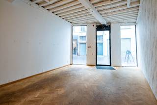 Deze instapklare winkel is gelegen in de populaire winkelwandelstraatjes van de 'Wilde Zee'. Het gelijkvloers is +/-60m² en de 1ste...