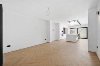 <p><span>In het hart van Muizen, midden in een zone 30, ligt deze vernieuwde rijwoning, met veel blauwe hardsteen aan de gevel, gecombineerd met een rood-zwarte alubekleding. U mag langsheen de straat parkeren zonder schijf. Door de goede EPC-score (91 kWh/m²/jaar en A-label) is dit huis klaar voor de toekomst: 5 zonnepanelen, condensatieketel op gas, plus dikke isolatielagen in vloer (12cm), gevels (12cm) en het nagelnieuwe dak (18cm). In de zwarte pvc-ramen zitten muggenramen. De nieuwe keramische tegels in de inkom passen bij de authentieke, geschilderde trap. In de leefruimte met hoge plafonds en open keuken, spotten we een stalen deur met glas, laminaat in visgraatmotief, videofoon en een airco met warmtepomptechnologie. De ruime keuken met grote koepel en kookeiland (4 zitplaatsen) beschikt over een kookplaat met geïntegreerde afzuiging, vaatwasser, espressomachine, koelkast en combi-oven. De buitenruimte, die ommuurd is, bestaat uit een betegeld terras en tuin. De badkamer is voorzien van zwart sanitair: hangtoilet, een lavabomeubel met LED-spiegel, acrylbad en inbouwdouche met regenfunctie. Let op de Tadelakt-pleister in badkamer en toilet. Van de 3 kamers, liggen er 2 onder dak, waarvan één met een grote dakkapel, wat zorgt voor een optimale plafondhoogte. Het station van Muizen ligt op 160 meter. De Mobiscore is met 8,7 op 10 zeer goed te noemen.</span></p>