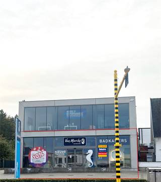 Top gelegen commercieel gelijkvloers, gelegen op de Gentsesteenweg nabij tal van belangrijke retailers zoals ‘Bio- Planet’, ‘Lidl’, ‘Deli...