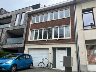 <strong>🏡 TE HUUR – Charmant gelijkvloers appartement met tuin nabij centrum Mol</strong><br /><br />Dit gezellige gelijkvloers appartement ligt in de rustige Edmond Van Hoofstraat, op wandelafstand van het centrum van Mol. 🌿<br />Het appartement werd volledig gerenoveerd en afgewerkt in een moderne industriële stijl, wat zorgt voor een warme en eigentijdse uitstraling.<br /><br />Het appartement maakt deel uit van een kleinschalig gebouw met slechts twee appartementen en werd recent volledig vernieuwd met kwalitatieve materialen en moderne toestellen.<br />Instapklaar en afgewerkt met oog voor comfort en gezelligheid.<br /><br />Indeling:<br />✨ Inkomhal met apart gastentoilet<br />✨ Lichtrijke woonkamer met aangename leefruimte<br />✨ Volledig geïnstalleerde keuken met moderne toestellen<br />✨ 1 comfortabele slaapkamer<br />✨ Badkamer met douche, wastafelmeubel en aansluiting voor wasmachine (wasplaats)<br />✨ Terras met aansluitend een zonnige tuin achteraan – perfect om te ontspannen of gezellig buiten te zitten ☀️🌱<br /><br />De grote raampartijen zorgen voor veel natuurlijke lichtinval en een mooi zicht op de tuin, waardoor de leefruimte extra aangenaam aanvoelt.<br /><br />Extra troeven:<br />🚗 Autostaanplaats voor het gebouw<br />🚲 Gemeenschappelijke fietsenberging<br />🔨 Volledig gerenoveerd appartement met nieuwe keuken en toestellen<br />📍 Rustige ligging op wandelafstand van winkels, horeca en openbaar vervoer<br /><br />Interesse om hier te wonen?<br />📞 Contacteer ons gerust voor meer informatie of een bezichtiging – we laten je dit appartement graag zelf ontdekken!