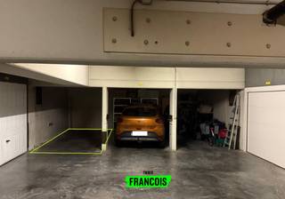 Deze autostaanplaats is gelegen in de Residentie Villa Elisa (1999), op een zucht van zowel de Wellington Golf als het mooie strand van Mariakerke – Oostende. <br /><br />Dankzij de ligging nabij het strand en openbaar vervoer is dit een uitermate gunstige locatie. <br /><br />Aarzel niet en neem contact op voor meer info of een afspraak. <br /><br />