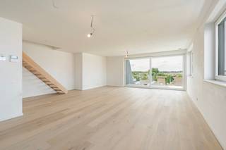 <p><strong>Nieuwpoort: Luxueuze nieuwbouwduplex met ruime terrassen vlak bij het centrum!</strong> <br /><br /><br />Ontdek deze duplex van het prestigieuze nieuwbouwproject Sailor's Park 5 - Villa Manta.<br />Dit exclusief woonproject op slechts 2 km van de Zeedijk is gelegen in een rustige en residentiële buurt nabij het commerciële centrum van Nieuwpoort!<br />Met zijn moderne architectuur en hoogwaardige afwerking biedt deze residentie een unieke woonervaring voor wie op zoek is naar luxe en comfort aan de Belgische kust.<br /><br /><br /><strong>Indeling: </strong><br />- op de 3de verdieping: Inkomhal, gastentoilet, berging met aansluiting voor wasmachine, trap, leefruimte met open keuken, zithoek, eethoek met terras, slaapkamer 1 met aanpalende badkamer met terras 2.<br />- op de vierde verdieping: nachthal, slaapkamers 2, 3 en 4 met twee terrassen waarvan 1 met buitenberging, badkamer met dubbele wastafel in meubel en inloopdouche apart toilet.</p>
<p><strong>Troeven:</strong></p>
<ul><li>Grote recreactieruimte met verwarmde zwembaden, petanquevelden,...</li><li>Optimale geluidsisolatie voor extra privacy.</li><li>Moderne energie-efficiëntie en ventilatiesysteem.</li></ul>
<p><strong>Meer informatie?</strong> Contacteer Gert op 058 22 22 22.</p>