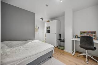 <span><strong>***alle informatie op www.connect-immo.be***</strong></span><br /><br /><strong>De Tiensestraat</strong><span> </span>ademt sfeer met zijn<span> </span><strong>heterogeen straatbeeld</strong>: enerzijds heb je de verschillende stijlen van historische gebouwen en anderzijds kan je er een combinatie vinden van woonhuizen, handelspanden en kantoren.<br /><br /><span>Niet alleen de leuke ligging van het pand is een troef maar ook de faciliteiten in de nabijheid zijn mooi meegenomen. Supermarkten, scholen, campussen, aula’s, faculteiten, printshops, apotheek… op wandel/ fietsafstand. Wil je graag een avondje stappen dan is de Oude Markt op wandelafstand. Ook voor een hapje en drankje ben je in de Parijsstraat/ Muntstraat/ Tiensestraat aan het juiste adres. Leuven zit vol met verborgen schatten en met een kot in de Tiensestraat zal het een dagelijkse ontdekking zijn.<br /></span><br /><span>Deze studentenresidentie is een </span><strong>vernieuwbouwproject</strong><span>. De renovatie wordt uitgevoerd met aandacht voor detail, afwerking en kwaliteitsvolle materiaalkeuze. Ook voldoet het gebouw aan </span><strong>de gevraagde strenge energiezuinigheidsnormen.</strong><span> De entiteiten zijn kamers eigen sanitair, dewelke volledig bemeubeld aangeboden worden. Bovendien is er </span><span>een gemeenschappelijke keuken aanwezig zodat studenten samen kunnen kokerellen! Een echte troef aan dit pand is de gemeenschappelijke buitenruimte, waar de studenten gezellig samen kunnen ontspannen!<br /></span><br /><span><strong><span>Interesse? Vraag je brochure op en plan uw bezoek in met onze Expert Investeringsvastgoed: Jacky@connect-immo.be of 0495 53 46 49</span><br /></strong></span><br /><span>EPC: 13 kWh/m2jaar - A label - 3010931</span><br /><strong>Verkoop onder het registratiestelsel</strong><br /><span>Wg, G</span><span>dv, Gvkr, Gvv</span>