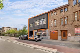 <p>Voor meer info of een bezoek, bel 053 59 49 32 - Dit aangename appartement bevindt zich op de <strong>eerste verdieping</strong> van een kleinschalige residentie aan de <strong>Moorselbaan 205 in Aalst</strong>, op een centrale en vlot bereikbare locatie. Winkels, scholen, openbaar vervoer en belangrijke verbindingswegen bevinden zich in de onmiddellijke omgeving. Het appartement beschikt over een <strong>lichtrijke leefruimte</strong>, een <strong>recent vernieuwde keuken</strong> en <strong>twee volwaardige slaapkamers</strong>. Daarnaast is er een <strong>privékelderberging</strong>, ideaal voor extra opslagruimte. Een bijkomende troef is het <strong>terras aan de achterzijde van het gebouw</strong>, waar u in alle rust van de buitenlucht kunt genieten. Ook op technisch vlak scoort het appartement goed. Het beschikt over een <strong>gunstig EPC-label B</strong>, de <strong>elektrische installatie is conform</strong> en er is <strong>geen asbest aanwezig</strong>. Dit maakt van het appartement een comfortabele en geruststellende keuze, zowel voor eigen bewoning als voor investering. Instapklaar appartement - Centraal gelegen aan OLV Aalst - Geen lift - Isolatienormen volgens doelstellingen.</p><p> </p>