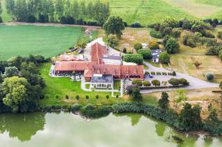 Een volledig vergunde en instapklare horeca-exploitatie gelegen op een uitgestrekt domein van 6.5 hectare in agrarisch gebied te Oedelem. De...