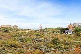 [[ DIT PAND NEEMT DEEL AAN DE ERA OPEN HUIZEN DAG OP 19/9 VAN  TOT  ]]
<p>Appartement in Koksijde met prachtig zeezicht en zicht op de duinen, gelegen in een groene omgeving vlak bij openbaar vervoer en de kust.</p>

<p>Dit verzorgd appartement uit 1995 combineert een rustige ligging met een open uitzicht op zee en duinen. Dankzij de afwezigheid van inkijk geniet je hier van extra privacy en een aangename woonbeleving aan de kust. De lichtrijke leefruimte en het terras zorgen voor een mooi contact met de omgeving en maken dit appartement bijzonder aantrekkelijk als tweede verblijf of vaste woonplaats. Bovendien is er een optie tot aankoop van een ondergrondse staanplaats.</p>

<p>Belangrijkste ruimtes:<br />• Inkomhal met praktische toegang tot de verschillende ruimtes<br />• Lichtrijke living met open zicht op zee en duinen<br />• Keuken aansluitend op de leefruimte<br />• Badkamer<br />• Apart toilet<br />• Slaapkamer met aangename lichtinval<br />• Slaaphoek als extra slaapmogelijkheid<br />• Terras met vrij uitzicht en geen inkijk<br />• Ondergrondse staanplaats optioneel aan te kopen</p>

<p>Troeven:<br />• Zeezicht én duinenzicht vanuit het appartement<br />• Geen inkijk en veel privacy<br />• Optie tot aankoop van een ondergrondse staanplaats</p>

<p>Neem vandaag nog contact op voor meer informatie of een bezoek.</p>

<p>JOUW DROOMAPPARTEMENT. ZO GEVONDEN!</p>