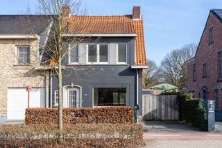 U betreedt de woning in de hal met toegang tot keuken en woonkamer. In de woonkamer is een houthaard. Achter is een grote uitbouw nu als veranda in gebruik. Hier is een toilet en een berging. Boven zijn twee ruime en een kleine slaapkamer. De badkamer is met bad en lavabo (te renoveren). Onder de trap heeft u toegang tot de kelder. Er is een gesloten bijgebouw/garage. Het huis heeft een ruime poort aan de zijkant zodat u alle privacy heeft.<br />Een fijne tuin met zicht op de weilanden, waar aanpalend een natuurgebied is. <br />De woning heeft opfrissing nodig en is zeker daarna een pareltje!<br />Het is een TOP locatie in een fijne buurt, vlakbij scholen, winkels, openbaar vervoer en autostrade.  <br />Elektrische keuring conform. EPC  D 336 kWh/(m2 jaar) Asbestattest beschikbaar. <br />Voor meer info bel Chantal 0468/156151 of stuur een e-mail naar info@domus-immobilien.be. <br /><br /> 
