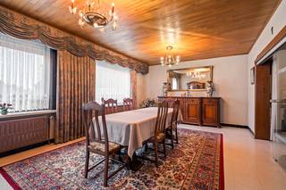 <strong>Ruime hoekwoning met 4 slaapkamers, zonnige tuin en uitzonderlijk potentieel te Beitem (mogelijkheid tot huren achterliggende loods)</strong><br /><br />Tegenover de Sint-Godelievekerk in het hart van Beitem-Roeselare vinden we deze ruime hoekwoning terug, een eigendom die weliswaar een opfrissing vraagt, maar vooral uitblinkt door haar grote bewoonbare oppervlakte van maar liefst 231 m² en haar veelzijdige indelingsmogelijkheden. Het pand is gelegen op een uiterst bereikbare ligging op wandelafstand van lagere school, openbaar vervoer, slager, bakker, frituur, ...<br /><br />Bij het betreden van de woning komen we in de inkomhal, die toegang biedt tot de verschillende leefruimtes. Vooraan bevindt zich de ruime leefkamer, die naadloos overgaat in een gezellige zithoek — een aangename plek om tot rust te komen. Daarnaast is er een droge kelder, ideaal voor extra opbergruimte. <br /><br />De woning beschikt over een geïnstalleerde hoekkeuken met een praktische ontbijthoek, perfect voor dagelijkse momenten met het gezin. Op het gelijkvloers vinden we bovendien een slaapkamer, die ook uitstekend kan dienen als bureelruimte of praktijk, wat de woning bijzonder geschikt maakt voor thuiswerk of zelfstandige activiteiten.<br /><br />Verder omvat het gelijkvloers een apart toilet, een badkamer met instapdouche en enkele wastafel, een wasplaats en een ruime berging, wat zorgt voor een uiterst functionele indeling en voldoende potentieel voor uitbreiding of opbergmogelijkheden.<br /><br />De onderhoudsvriendelijke tuin van ca. 120 m² is zongericht en bereikbaar via de zijkant van de woning.<br />Hier kan zonder moeite een gezellige stadstuin worden gecreëerd, ideaal om te genieten van rust en privacy in een aangename buitenomgeving.<br /><br />Op de verdieping bevindt zich een nachthal die toegang geeft tot drie volwaardige slaapkamers. Aansluitend is er een extra zolderruimte, voorzien van een vaste trap naar de ruime hoofd­zolder.<br /><br />Deze verdieping biedt een uitzonderlijk uitbreidingspotentieel en leent zich perfect voor het creëren van bijkomende slaapkamers met dressing, een hobby- of speelkamer, een thuiskantoor, een man-cave of een ontspanningsruimte.<br />Dankzij de royale oppervlakte kan deze ruimte volledig worden ingericht naar eigen wensen en noden, waardoor de woning moeiteloos kan meegroeien met een gezin of veranderende levensstijl.<br /><br />Kortom, deze woning is een uitstekende opportuniteit voor wie op zoek is naar ruimte, karakter en potentieel, op een centrale en charmante ligging in Beitem. Met de juiste aanpak kan dit pand worden omgevormd tot een prachtige gezinswoning op maat.<br /><br />EPC 777 kWh/m2 (F-Label) UC3756642<br /><br />+ Hoekwoning met ruime bewoonbare oppervlakte van 231m2<br />+ Vlotte bereikbaarheid met de nodige invalswegen<br />+ Wandelafstand van lagere school, openbaar vervoer, winkels, ...<br />+ Goed onderhouden gezinswoning met potentieel<br />+ 4 slaapkamers en mogelijkheid tot meerdere en bureelruimte<br />+ Zongerichte onderhoudsvriendelijke tuin van circa 120m2<br />+ Zij-ingang biedt een extra troef<br />+ Mogelijkheid tot huren achterliggende loods<br /><br />KOOP DEZE HOEKWONING RECHTSTREEKS VAN DE EIGENAARS!<br /><br />0475/62.87.43 <br /><br />DIT PAND WORDT VERKOCHT ZONDER VASTGOEDMAKELAAR!<br /><br />Ook beslist om uw eigendom te verkopen? Bespaar de makelaar dankzij onze reeds bewezen succesformule.