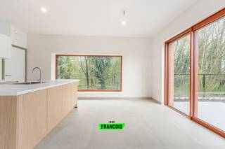 Op het Eilandbos in Sint-Lievens-Houtem. In het recente woonproject Eilandpark bevindt zich deze smaakvol afgewerkte halfopen nieuwbouwwoning, uniek gelegen aan de rand van het Eilandbos. Vanuit de leefruimte, eetkamer en keuken geniet u van een prachtig panoramisch zicht op het groen, wat zorgt voor rust en een open gevoel. Tegelijk woont u hier met een vlotte bereikbaarheid.<br /><br />Bij het betreden van de woning komt u in een lichtrijke inkomhal die overgaat in de open leefruimte met keuken. Grote raampartijen zorgen voor veel licht en een sterke connectie met de tuin en omgeving. Aansluitend bevindt zich de technische ruimte/wasplaats.<br /><br />Op de verdieping zijn er drie volwaardige slaapkamers en een badkamer, afgewerkt met kwalitatief parket voor een warme uitstraling.<br /><br />De woning is volledig futureproof dankzij een warmtepomp, vloerverwarming en zonnepanelen, wat garant staat voor energiezuinig en comfortabel wonen.<br /><br />Een parkeerplaats dient verplicht aangekocht te worden.(12.500,00 euro excl. aankoopkosten)<br /><br />De prijs wordt opgesplitst in een grondwaarde van €123.600,00 (registratierechten) en een constructiewaarde van €261.500,00 (21% btw). De vermelde prijs is exclusief aankoopkosten en parkeerplaats.<br /><br />