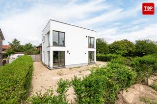 <p>Met een <strong>EPC-label A</strong>, <strong>zonnepanelen</strong>, <strong>vloerverwarming in de volledige woning</strong> én een <strong>conforme elektrische keuring</strong>, ben je helemaal klaar voor de toekomst.</p>
<p>De woning beschikt over <strong>vier volwaardige slaapkamers</strong>, ideaal voor een (groeiend) gezin of wie graag extra ruimte heeft voor een bureau of hobbyruimte. In de <strong>praktische bijkeuken</strong> vind je ingemaakte kasten, perfect voor extra opbergruimte, en aansluitend aan de keuken is er nog een handige <strong>berging</strong>.</p>
<p>De <strong>tuin is nog zelf aan te leggen</strong>, waardoor je ze volledig naar eigen smaak en stijl kan inrichten – een echte troef voor wie van personaliseren houdt.</p>
<p><strong>Ligging</strong>? Top! Je geniet hier van een <strong>vlotte verbinding met het openbaar vervoer</strong>, <strong>winkels in de nabijheid</strong> én een snelle aansluiting met de R4.</p>
<p><strong>Kortom:</strong> een kwaliteitsvolle woning met moderne technieken, energiezuinig én klaar om in te trekken – Contacteer Top Vastgoed voor een bezoek 0475 700 700!</p>