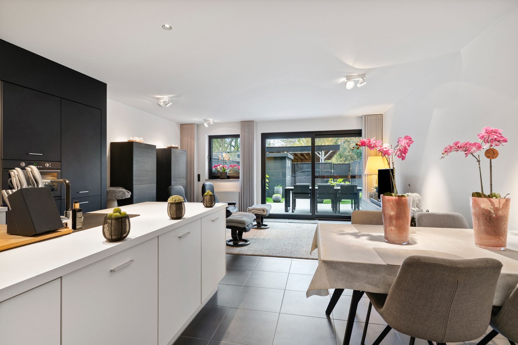 Zeer verzorgd gelijkvloers appartement met aangelegd terras en carport - foto 1