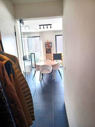 TE HUUR: In het mooie woonerf 'Leopold': Luxueus afgewerkt appartement op de 1ste verdieping in het gebouw vooraan (rechts) met 2 autostaplaatsen...