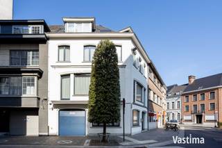 Bent u op zoek naar een instapklare gezinswoning waar ruimte, comfort en een uitstekende ligging perfect samenkomen? Dan zal deze charmante dokterswoning u vanaf het eerste moment weten te overtuigen.<br /><br />Deze solide woning werd door de jaren heen met de grootste zorg onderhouden en smaakvol geüpdatet, waarbij het authentieke karakter behouden bleef en hedendaags wooncomfort centraal staat. Zodra u de woning betreedt, voelt u meteen de warme en uitnodigende sfeer die deze eigendom zo bijzonder maakt.<br /><br />Gebouwd in 1969 – onderging upgrade met respect voor authentieke elementen - Parketvloeren / Marmerenschouwmantels / Soliede bouw / EPC B – 179 kWh / Dubbel Glas / CV Aardgas (2025) / Elektriciteit conform (inclusief 6 zonnepanelen en thuisbatterij) / Asbestveilig … Steeds piekfijn onderhouden!<br /><br />Op het gelijkvloers bevindt zich een ruime bureauruimte die zich perfect leent als praktijk, kantoor of home office. Daarnaast beschikt deze verdieping over een inpandige garage met sectionele poort, 2 bergingruimtes en een afzonderlijk toilet. Door de aanwezigheid van de garage, heb je steeds een parking vrij op het openbaar domein vlak voor de deur, een absolute meerwaarde in de stad!<br /><br />De eerste verdieping vormt het kloppende hart van de woning. De lichtrijke leefruimte, met zicht op het plein, en open keuken van maar liefst ca 60 m² nodigen uit om samen te genieten met familie en vrienden, terwijl de volledig uitgeruste keuken alle comfort biedt voor wie graag kookt. Vanuit deze verdieping bereikt u bovendien het recent vernieuwde terras, een aangename plek waar u in alle rust kunt genieten van een ontbijt, een goed boek of lange zomeravonden. Ook hier is een apart toilet voorzien.<br /><br />Op de tweede verdieping bevinden zich 2 - 3 volwaardige slaapkamers en een praktisch ingerichte badkamer met zowel een inloopdouche als een ligbad. Eén van de slaapkamers doet vandaag dienst als wasruimte. De bovenste verdieping biedt nog eens 2 extra slaapkamers. Deze indeling maakt de woning ideaal voor grote gezinnen, samengestelde gezinnen of wie wonen en werken moeiteloos wil combineren.<br /><br />Bent u op zoek naar een ruime woning die perfect aansluit bij de noden van een gezin, thuiswerker of vrij beroep, zonder in te boeten aan comfort, energiezuinigheid en bereikbaarheid? Dan is deze instapklare dokterswoning een unieke opportuniteit die u beslist zelf moet ervaren.
