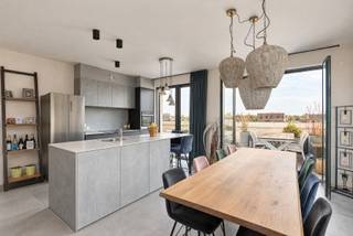 Een oase van rust, vlak bij de stad
Ruimte, licht en natuur komen samen in dit prachtige appartement van 160 m², met als absolute blikvanger een zuidgericht terras van maar liefst 34 m².** Een plek waar je thuiskomt, tot rust komt en volop geniet van het leven.
Binnen en buiten in harmonie
Het royale terras vormt een verlengstuk van de leefruimte. Stel je een lange tafel voor waar familie en vrienden samenkomen, een gezellige loungehoek tussen het groen en warme zomeravonden die eindeloos mogen duren. Dankzij de zuidelijke oriëntatie geniet je hier volop van de zon, tot de avond langzaam valt.
Ook binnen staat licht centraal. De grote raampartijen creëren een aangenaam ruimtegevoel en een warme, uitnodigende sfeer. De doordachte indeling en kwaliteitsvolle inbouwkasten combineren elegantie met praktisch wooncomfort. Bovendien kan eenvoudig extra slaapgelegenheid worden voorzien met een opklapbed, zonder permanent ruimte op te offeren.
Het beste van twee werelden
Hier woon je midden in het groen, met meer dan 500 hectare bos en natuur in de omgeving. Ideaal voor een ochtendwandeling, een sportieve fietstocht of gewoon even ontsnappen aan de dagelijkse drukte.
Tegelijk bevinden winkels en dagelijkse voorzieningen zich vlakbij en ligt de bruisende stad Antwerpen op een steenworp afstand. **De rust van de natuur en de levendigheid van de stad komen hier moeiteloos samen.
Comfort tot in de details
Ook op het vlak van comfort heeft dit appartement heel wat te bieden. De badkamer beschikt over zowel een ruime inloopdouche als een ligbad. Een warmtepomp zorgt voor energiezuinig verwarmen en koelen, afgestemd op hedendaags wooncomfort.
Verder beschikt het appartement over een praktische wasplaats/berging, een ondergrondse parkeerplaats en maar liefst twee kelderbergingen. Alles is aanwezig om zorgeloos en georganiseerd te wonen.
Van een rustig ontbijt op het terras tot lange avonden met vrienden. Van een wandeling door het groen tot een gezellige avond in de stad.
Dit is meer dan een appartement. Het is een plek waar ruimte, comfort en levenskwaliteit samenkomen. Een thuis om elke dag opnieuw van te genieten.
Staanplaats en 2 ruime bergingen verplicht mee aan te kopen voor 55.000 EUR