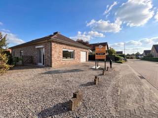 <p>Mooie en rustig gelegen woning in Betekom.</p><p>Onmiddellijk beschikbare en instapklare gezinswoning.<br />Drie slaapkamers waarvan 1 ruime op het gelijkvloers en een kinderslaapkamer en grote slaapkamer op de eerste verdieping alsook met apart toilet.<br />Op de slaapkamers zijn ingebouwde kasten.<br />Zuidgerichte lichtrijke living en keuken met grote schuifraam.<br />Tien zonnepanelen, recente aardgasverwarming.<br />Mooie badkamer met toilet. Garage en twee carports.<br />EPC-score van 155 kWh/m².<br />Mooie tuin en rustige buitenruimte.<br />Perceel van bijna 7 are, waarvan 177m² bewoonbare oppervlakte.<br />Op wandelafstand van het centrum van Betekom met winkels en horeca.<br />Vlotte verbinding naar E314 en station Aarschot.<br />Doe een goed bod en maak van deze verzorgde woning uw nieuwe thuis.</p><p>Wil jij hier je nieuwe thuis van maken?  Bel dan 016/90 10 21 of mail info@future-home.be.</p><p>EPC: 155 UC: 20260518-0003871704-RES-1</p><p>Wens je een gratis schatting? Vergeet dan zeker geen contact met ons op te nemen!!!<br /> </p><br />